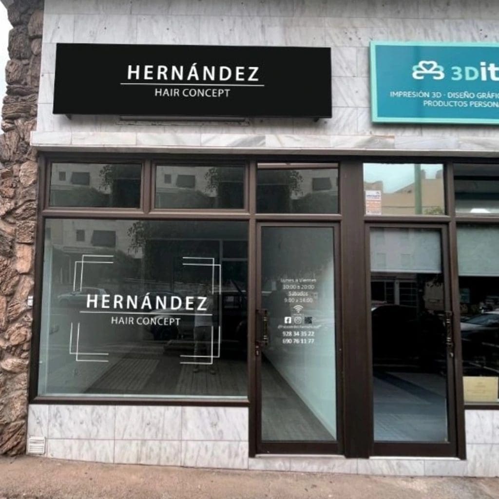 Aviso publicitario de color negro con letras blancas