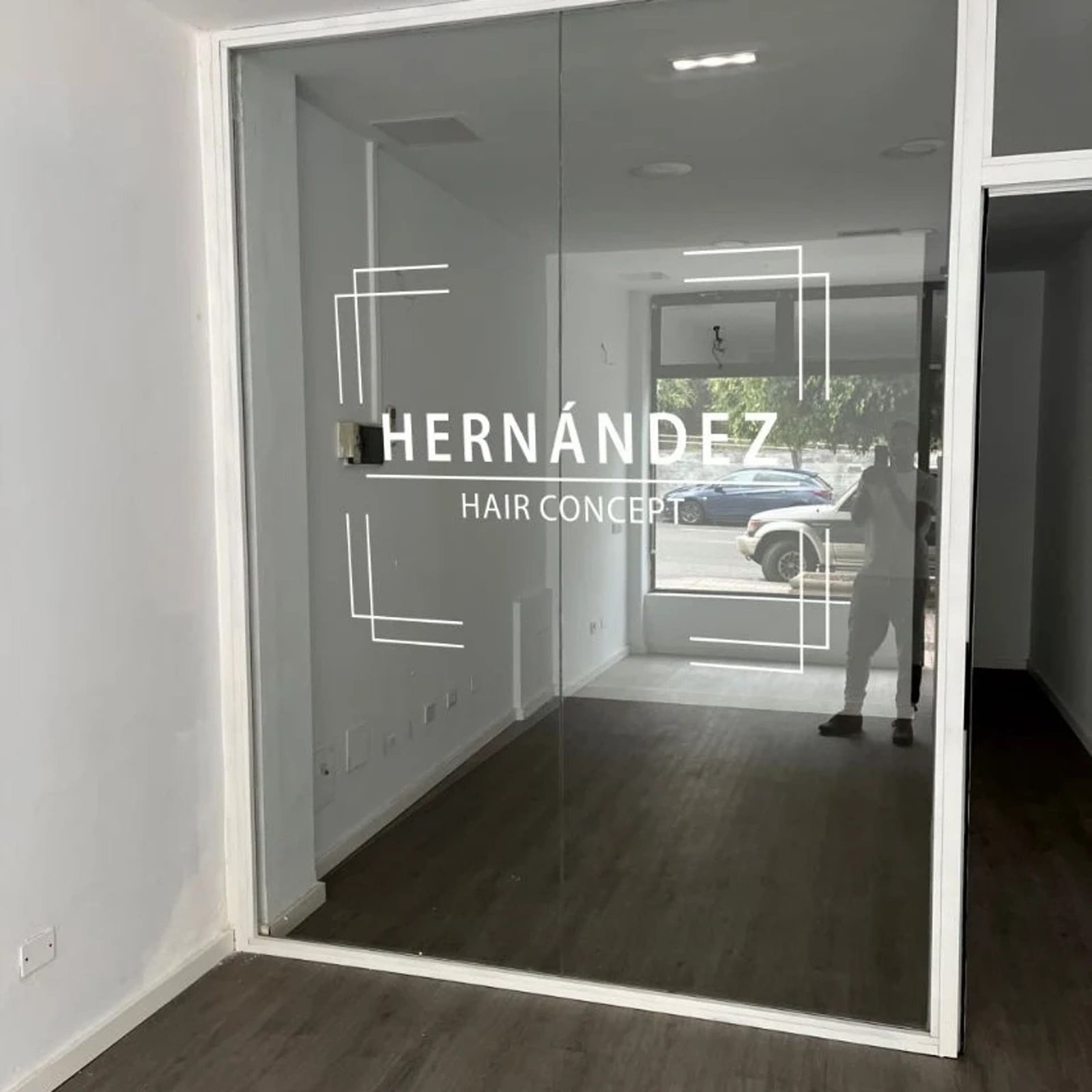 pared en vidrio con logo de la empresa en letras blancas.